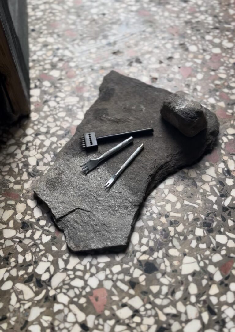 narzedzia na kamieniu